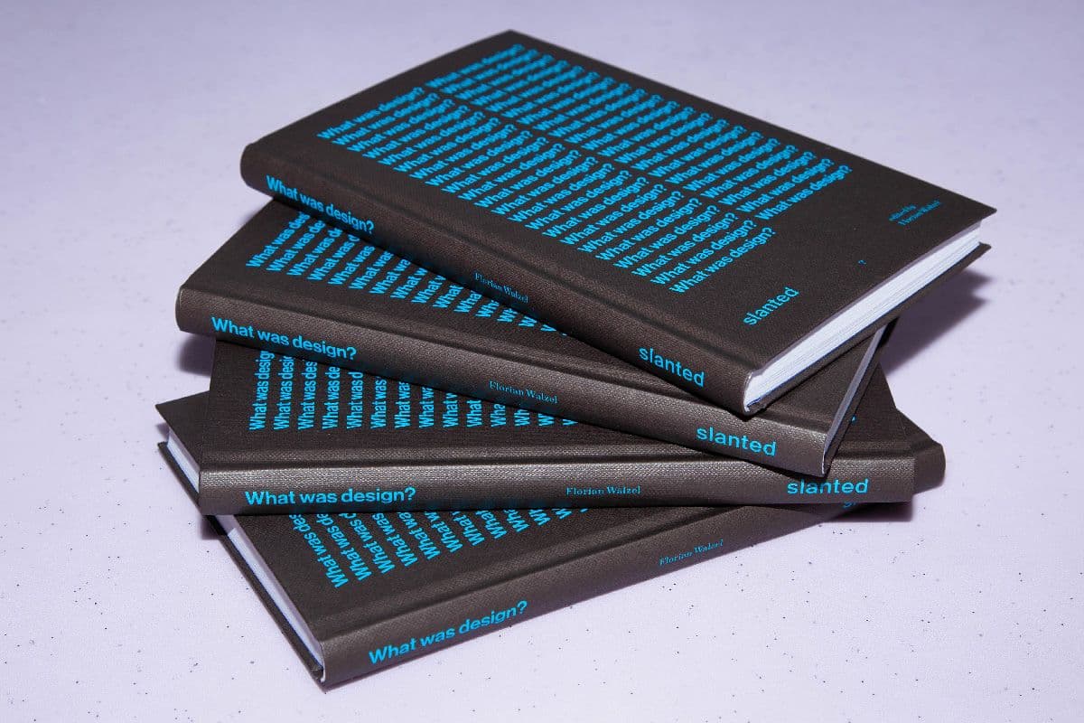 Bücher mit dem Titel What was Design liegen auf einem Stapel
