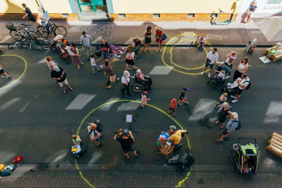 Foto von Menschen auf einem öffentlichen Platz