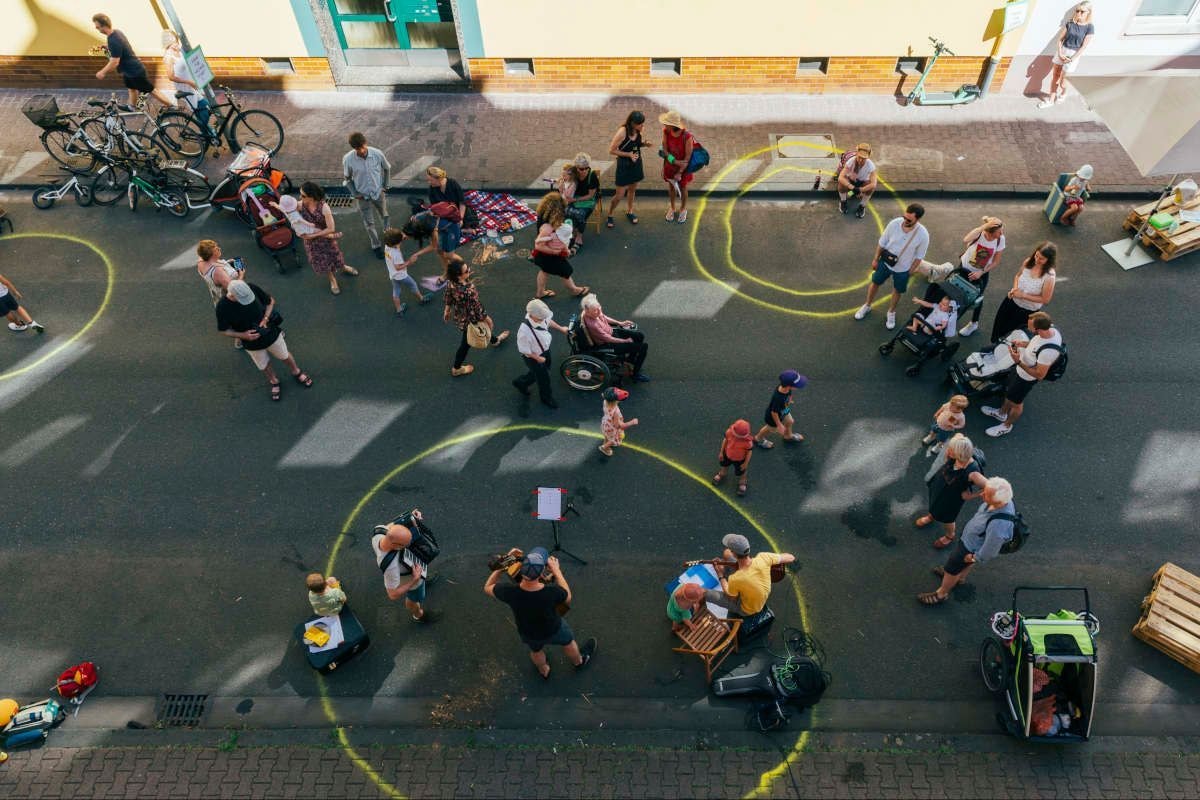 Foto von Menschen auf einem öffentlichen Platz