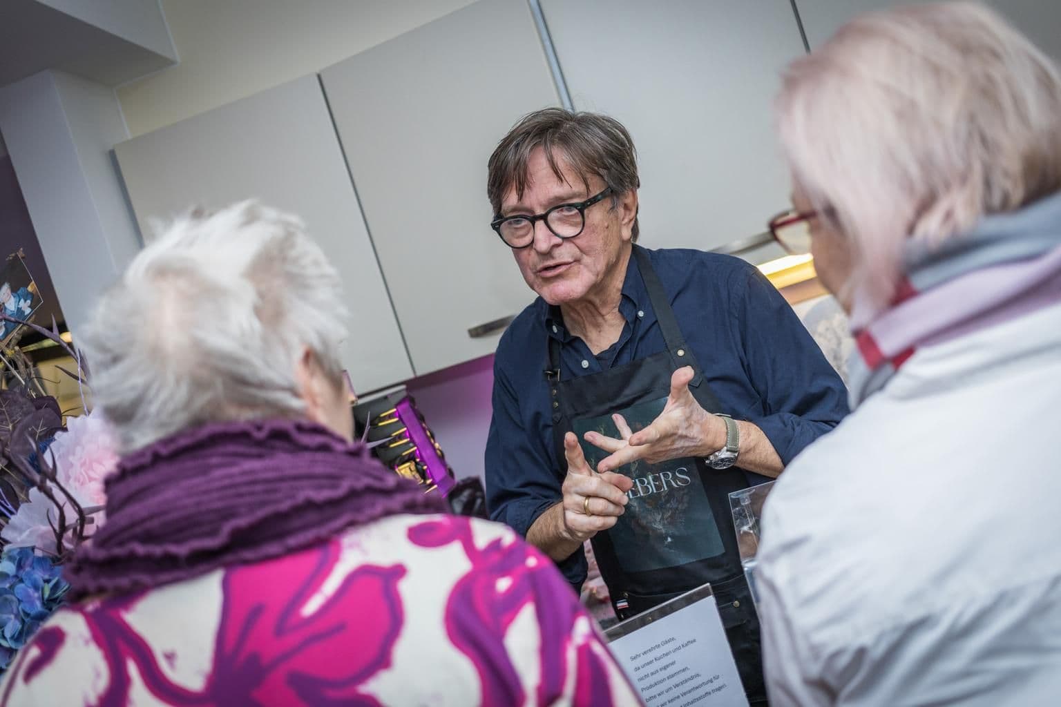 Menschen unterhalten sich im Loebers Kulturcafé