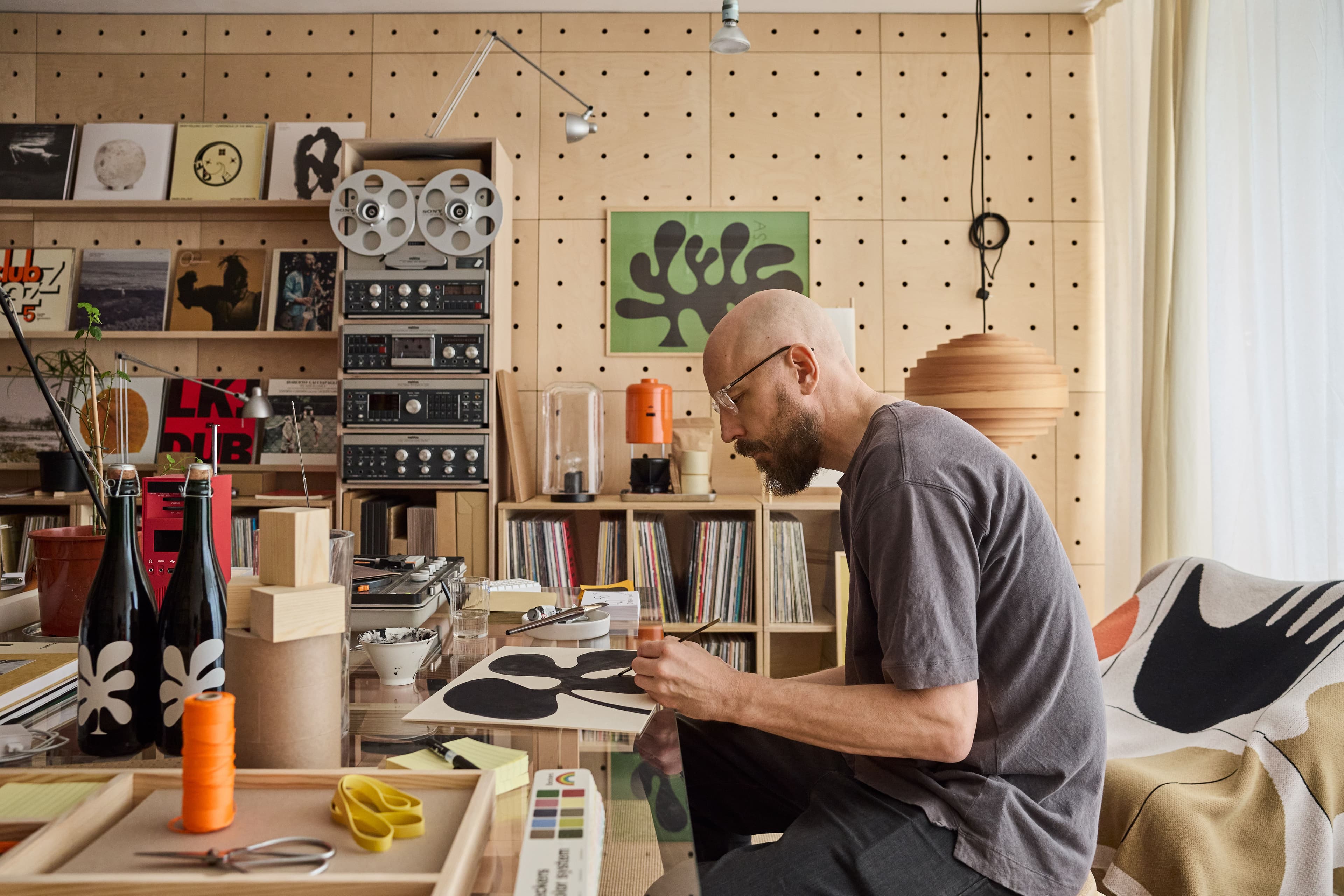 Künstler Andreas Samuelsson in seinem Studio