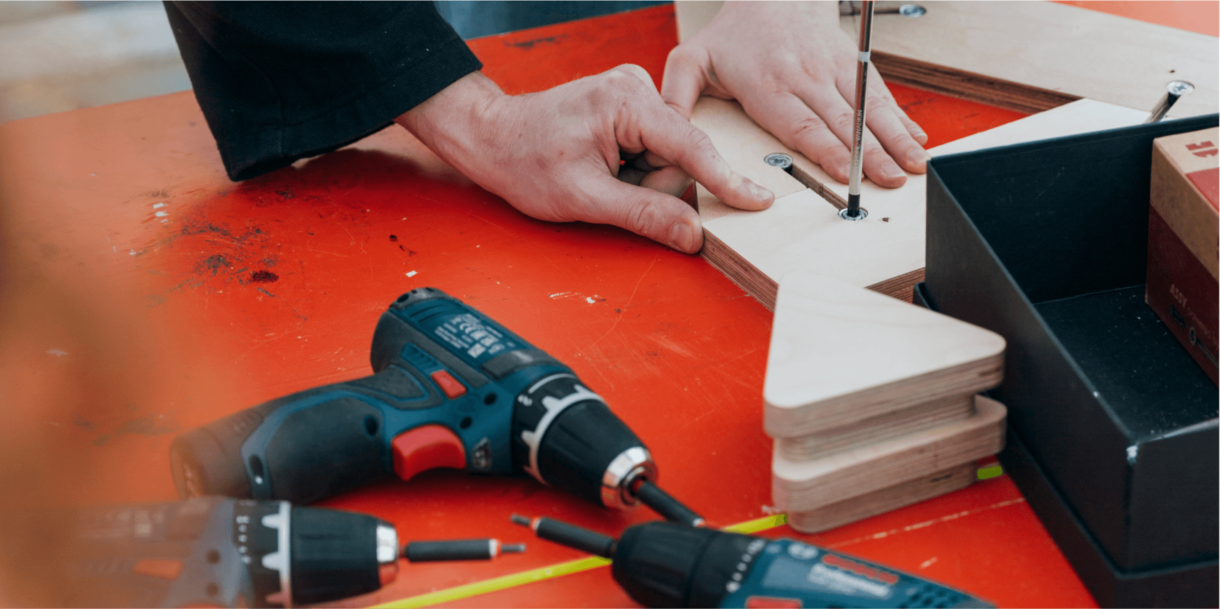 Foto von Personen beim Handwerken