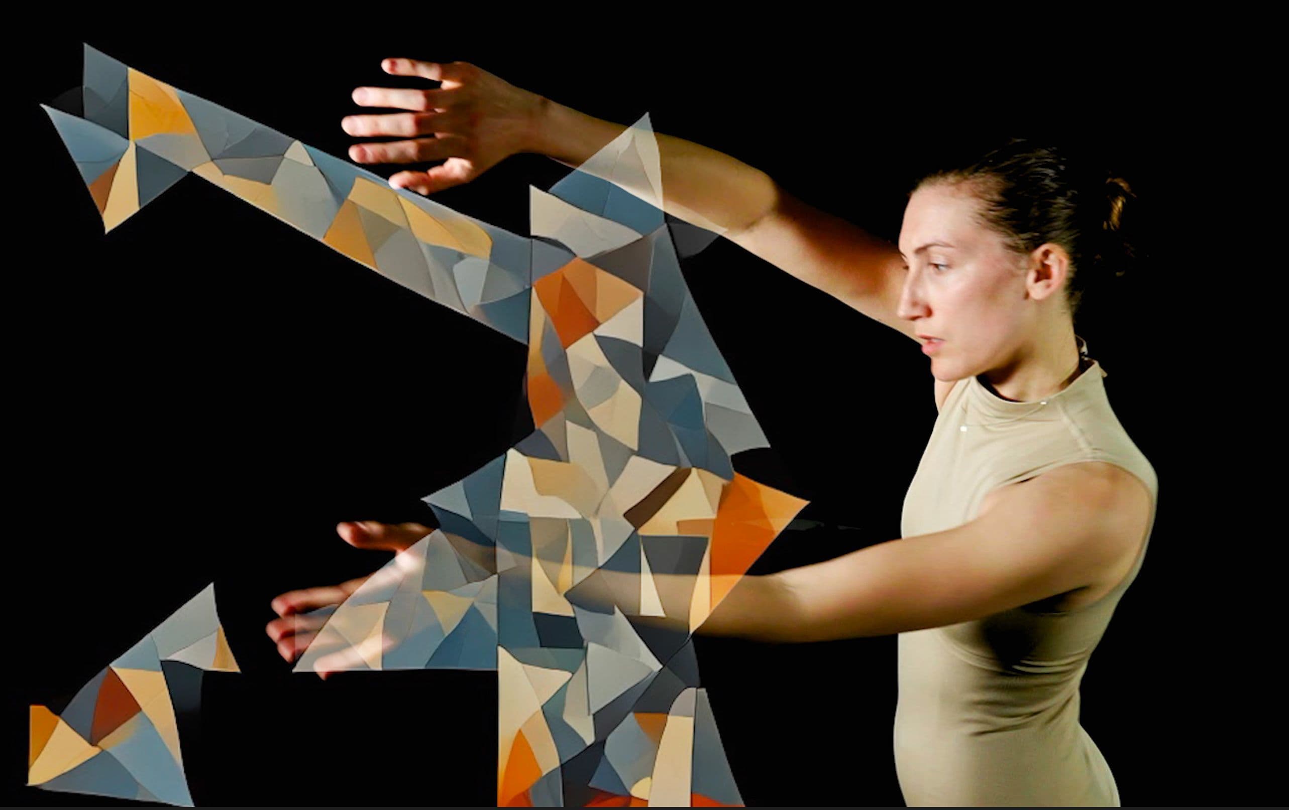 Eine Frau und eine grafisch-abstrakte Figur bewegen sich synchron.