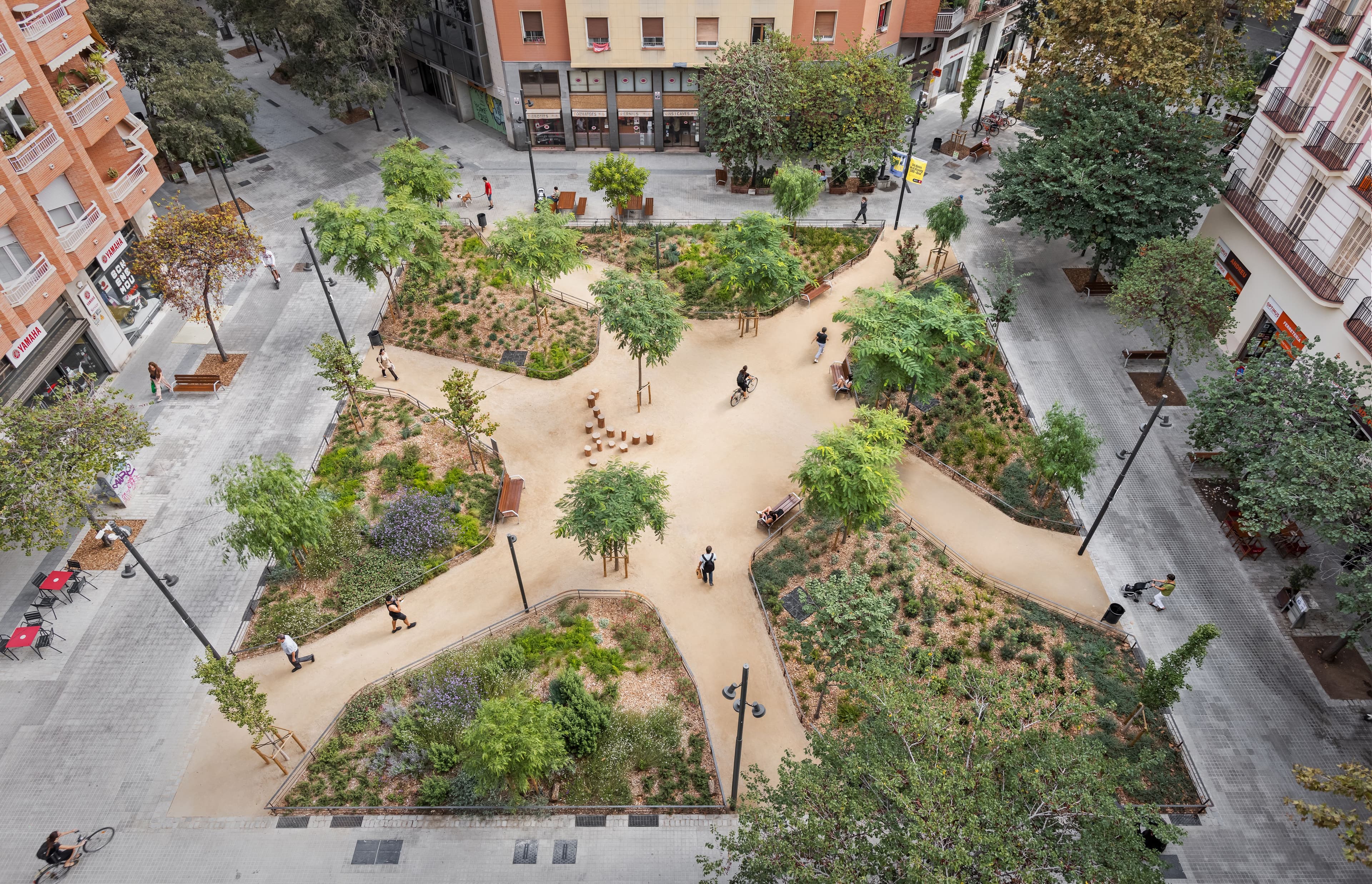 Too hot – Heiße Städte – Rocafort Square in Barcelona, 08014 arquitectura; Foto: Pol Viladoms