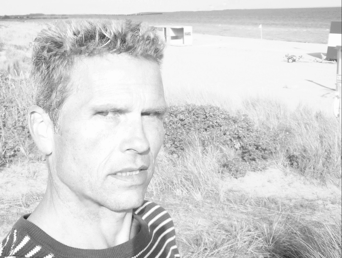 Christian Janecke macht einen Selfie am Strand