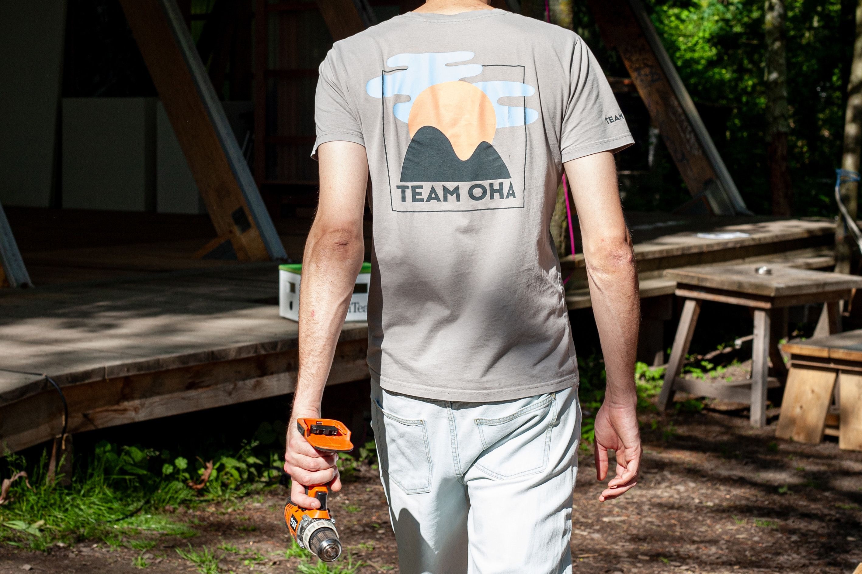 Ein Mitglied vom OHA e.V. trägt einen Akkuschrauber