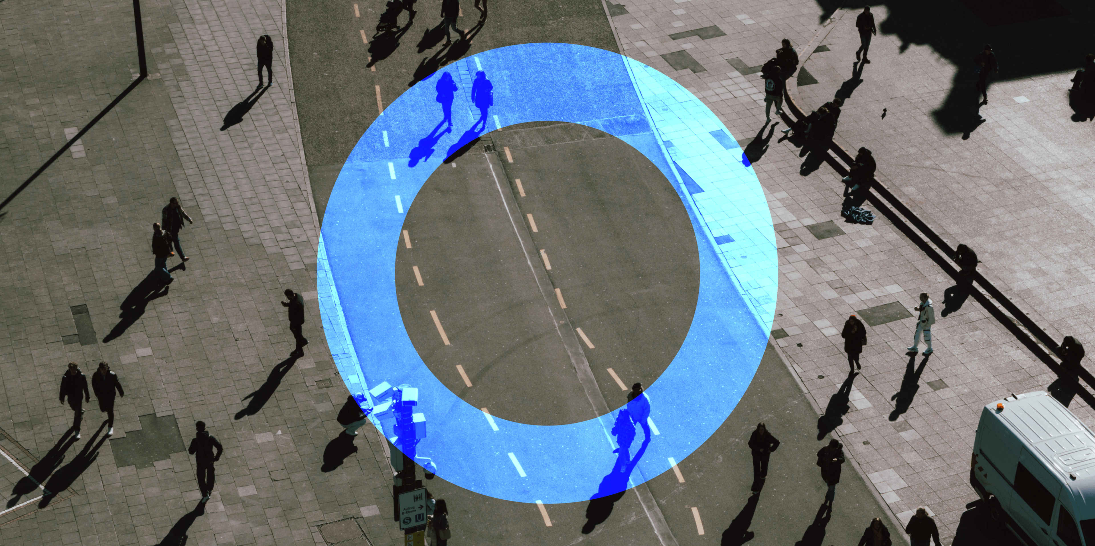 Ein blauer Kreis auf einer schwarzweißen Straßenszene