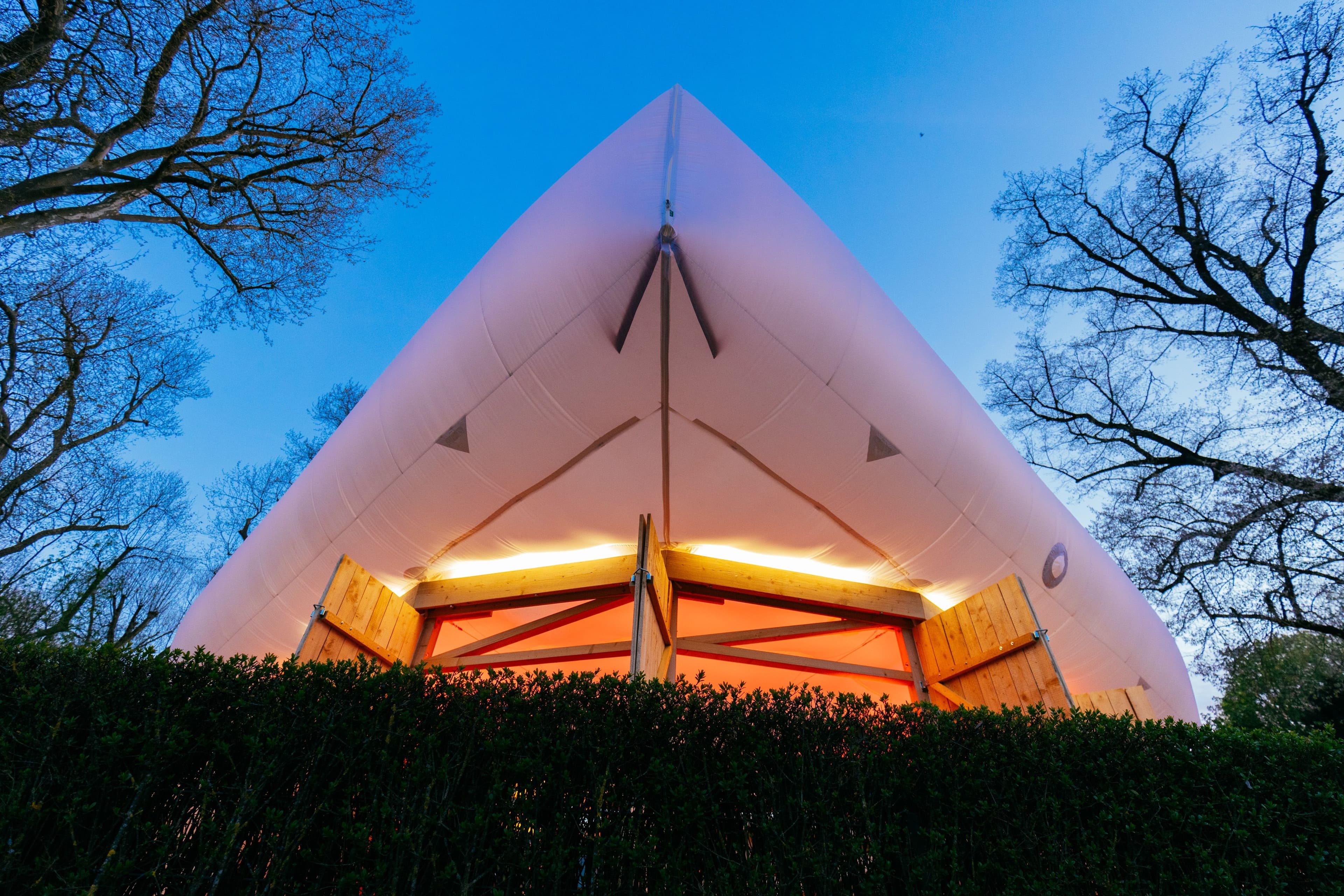 Der Pavillon bei Abend von unten