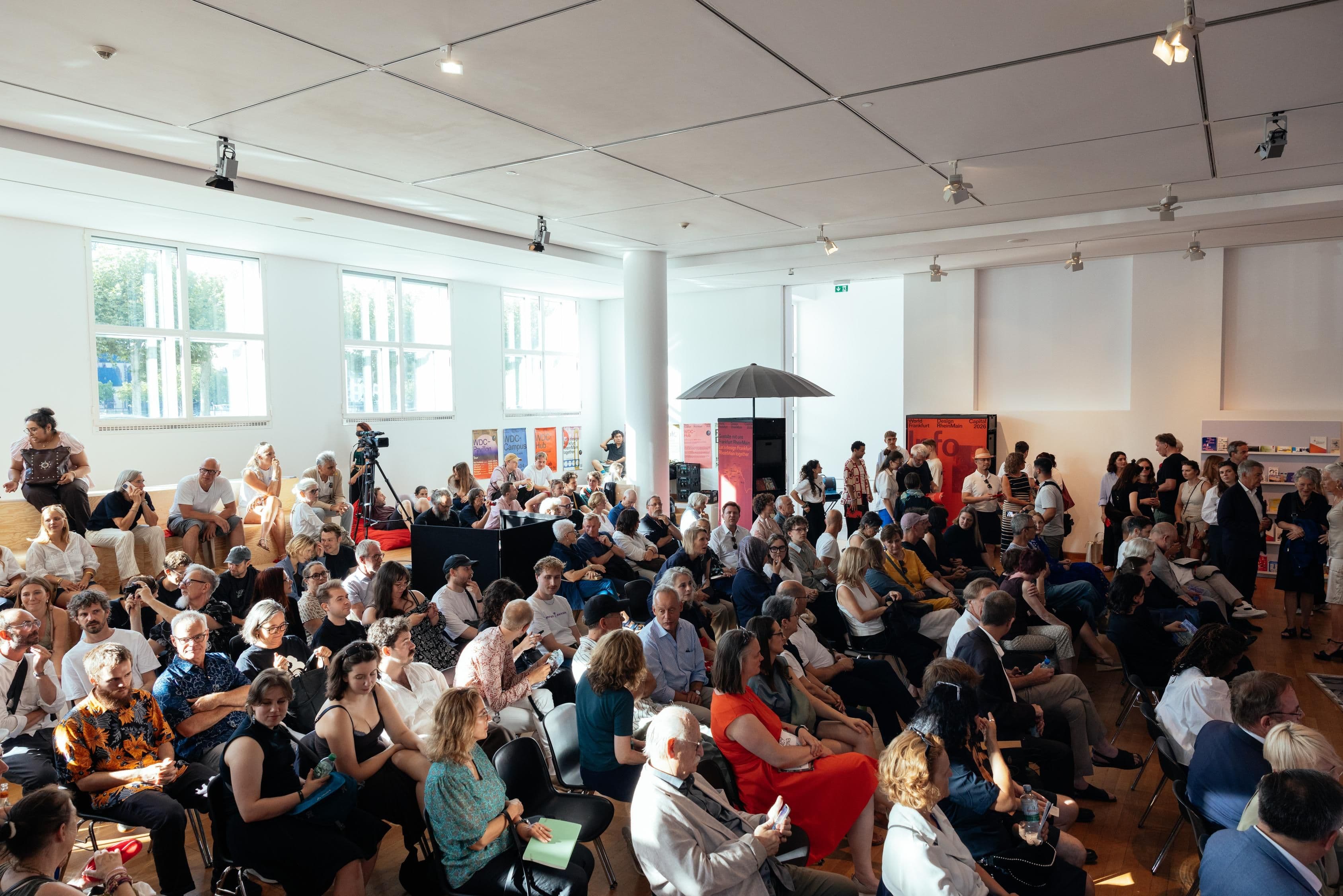 Viele Menschen sitzen im WDC-Hub.
