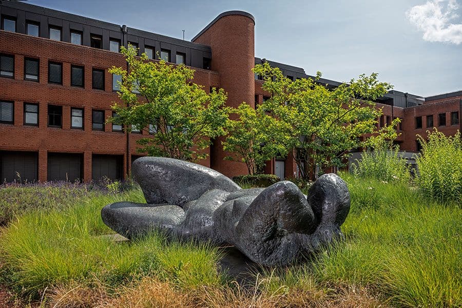 Hofheim_Kunst am Bau_Wanda Pratschke, Große Liegende