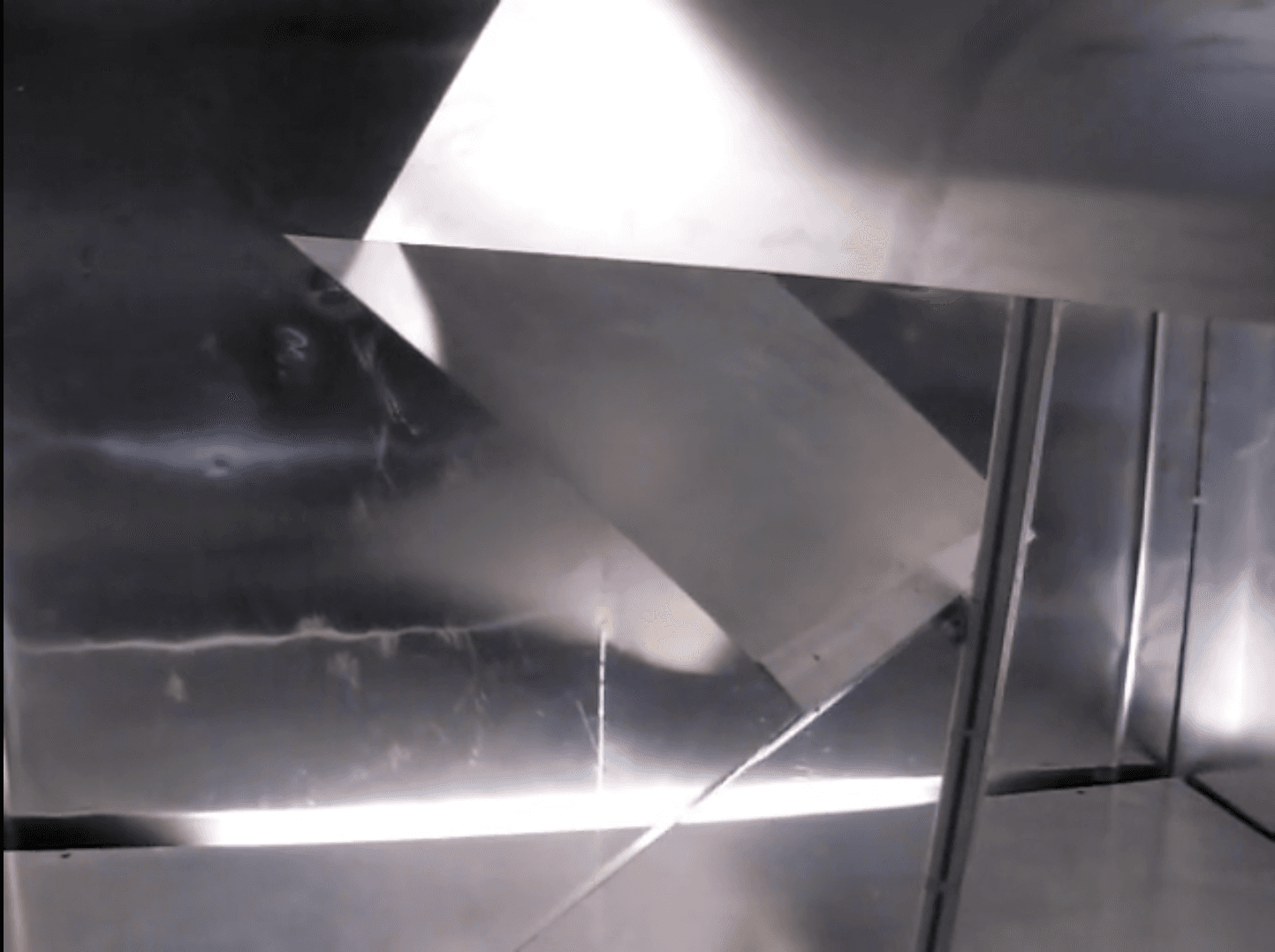 Videostill aus dem Kunstwerk Klangfahne Spectral Tail